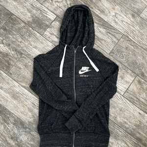 Lightly used women’s Nike zip up hoodie